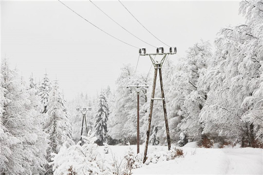 大雪覆蓋電力傳輸線